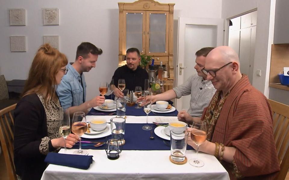 So weiß, wie sie angekündigt war, ist die Tomatensuppe dann doch nicht, von links: Sally, Tobi, Gastgeber Jan, Tim und Karsten.
 (Bild: RTL)