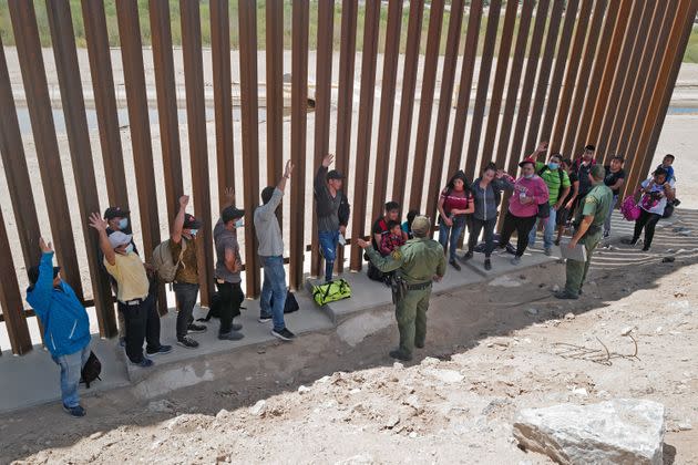 Un juge ordonne aux États-Unis de suspendre le refoulement des familles de migrants (Photo prise à San Luiz en Arizona à la frontière avec le Mexique où des migrants ont été interpellés alors qu'ils passaient la frontière américaine illégalement le 15 août 2021. Photo par Nick Ut/Getty Images) (Photo: Nick Ut via Getty Images)