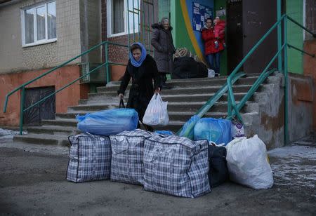 Local residents gather their personal belongings as they leave a residential sector affected by shelling in Kramatorsk, eastern Ukraine February 11, 2015.REUTERS/Gleb Garanich