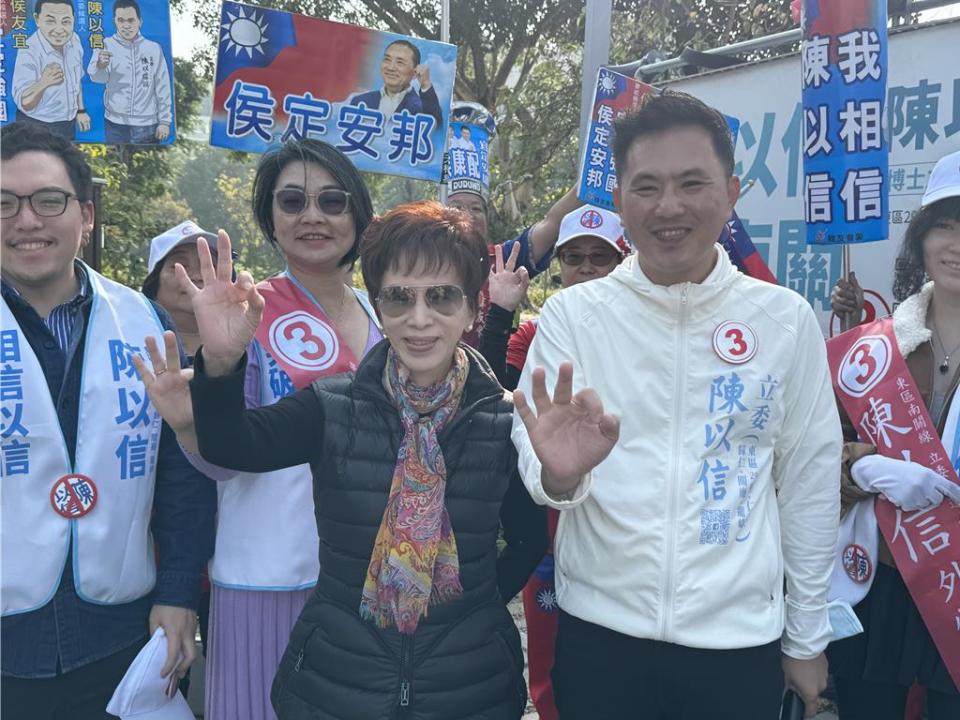 洪秀柱（中）；圖為其先前幫忙國民黨助選(資料照／曹婷婷攝)