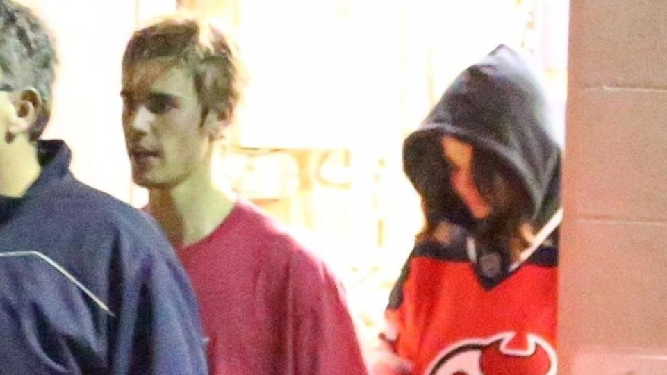 Selena Gomez Attends Justin Bieber’s Hockey Game, Leaves Wearing His Jersey