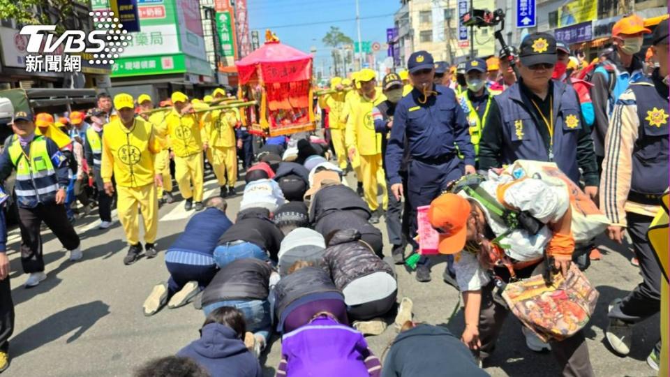 清水分局協助鑽轎底隊伍的流暢。（圖/TVBS）