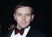 <p>Die Fliege verrät ihn: Das ist der echte, junge Anthony Hopkins im Alter von 36 Jahren. (Bild: Getty Images)</p> 