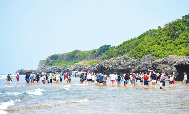 拜後疫情時代報復性出遊之賜，小琉球暑假期間總湧入大批遊客。（林和生攝）