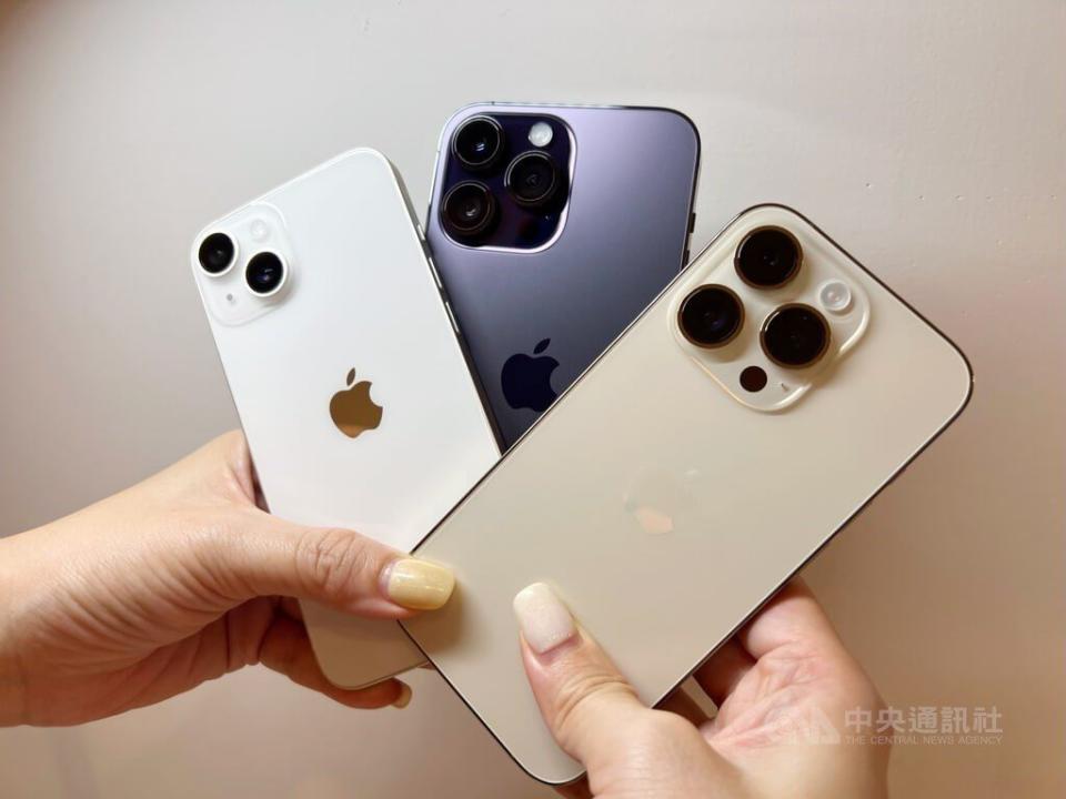 iPhone 14系列3款手機16日開賣，主相機採用更大光圈，提升低光源拍照效果，左起為iPhone 14、iPhone 14 Pro Max、iPhone 14 Pro。中央社記者吳家豪攝