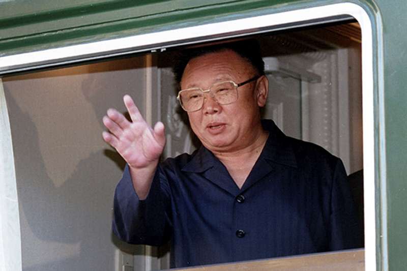 2002年8月20日，北韓最高領導人金正日搭乘的專用列車（專列）駛經中國前往俄羅斯（AP）