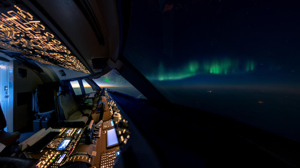 <p>Polarlichter vom Cockpit aus. (Bild: Christiaan van Heijst/Caters News) </p>