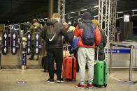 Los pasajeros llegan a la estación ferroviaria de St Pancras para tomar un tren después de las restricciones. (Photo by Hasan Esen/Anadolu Agency via Getty Images)