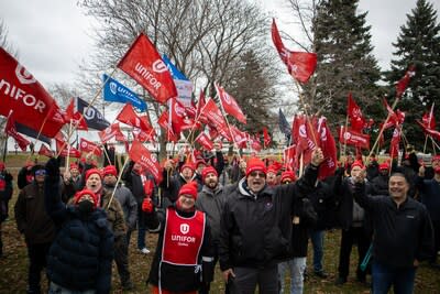 Unifor Expertech members rally in Kingston in December 2023. (CNW Group/Unifor)