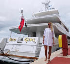 <p>Bad Girl, steht auf der Yacht mit der die Dame durch die Karibik schippert. Zuhause ist „das böse Mädchen“ in Monaco. Auf Instagram zeigt die braungebrannte Blondine, wie sie es sich immer wieder gut gehen lässt und hat dort schon 103.000 Abonnenten eingesammelt. (Bild: Instagram/Victoria.vikki) </p>