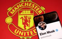 Imagen de ilustración de la cuenta de Twitter de Elon Musk junto al escudo del Manchester United
