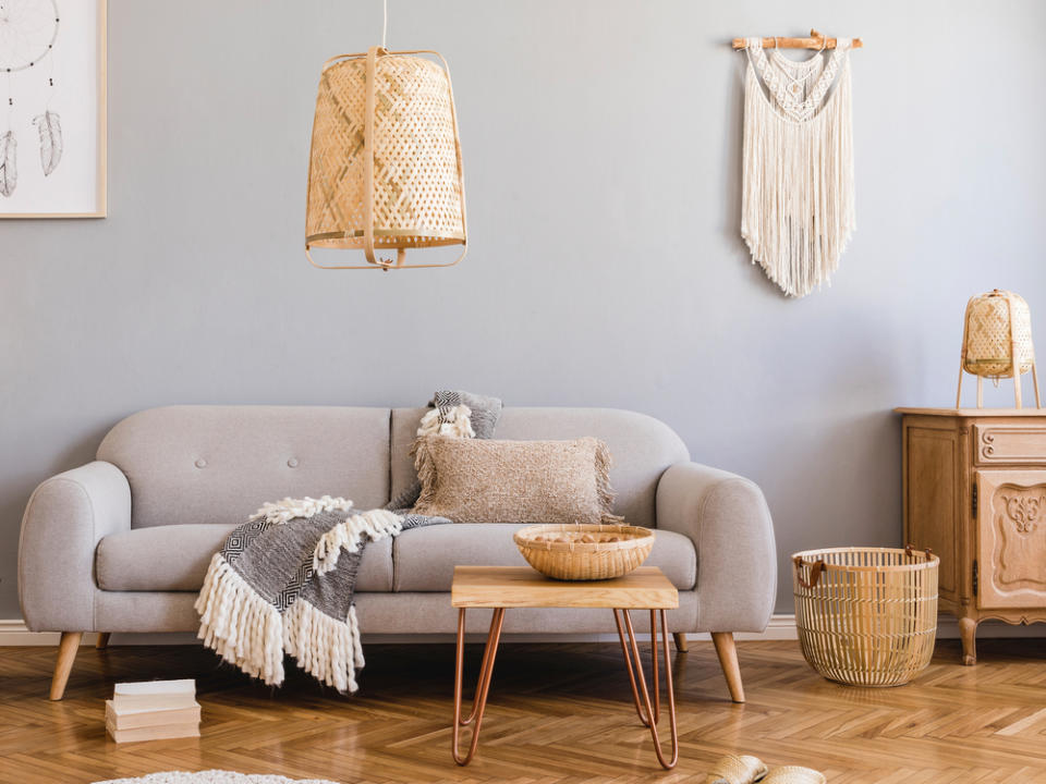 Boho-Stil: Die trendigen Wohnaccessoires sorgen für eine gemütliche Atmosphäre. (Bild: Followtheflow / Shutterstock.com)