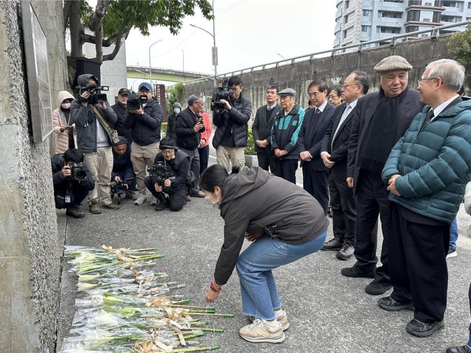 政治受難者、家屬代今午在不義遺址牌面獻花。（高鈞麟攝）