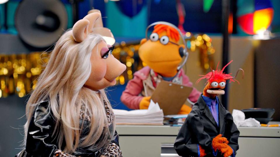 Miss Piggy, Scooter, and Pepe in 'Muppets Now'