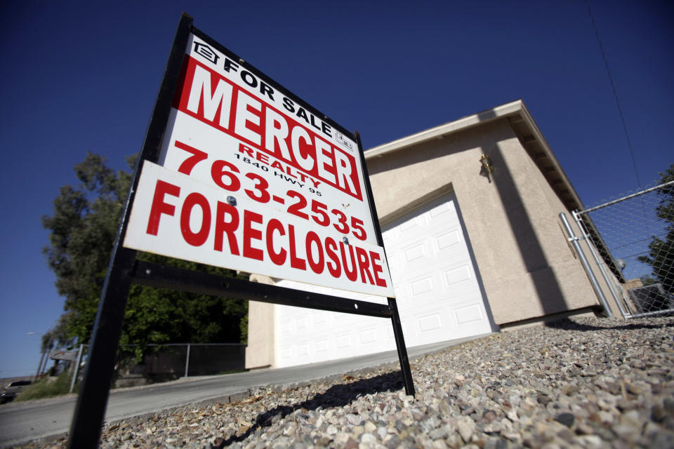 A foreclosed home is seen in Bullhead City, Arizona, November 4, 2009.  REUTERS/Lucy Nicholson (UNITED STATES BUSINESS)