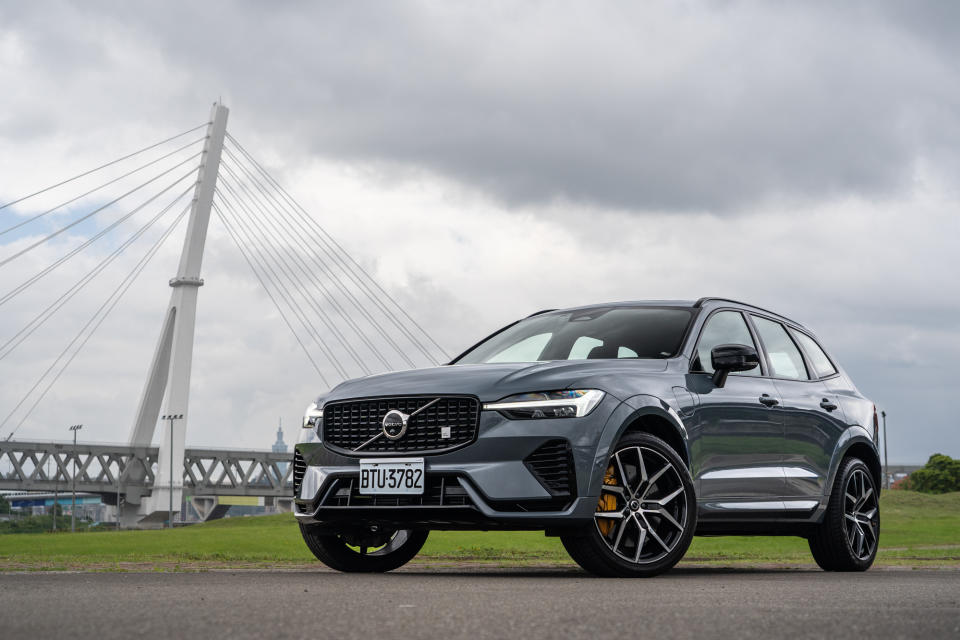 試駕車型為Volvo XC60 Recharge Polestar T8，建議售價為新台幣328.1萬。