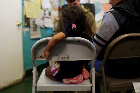 FILE PHOTO - An undocumented immigrant family from Guatemala talks to a volunteer after their arrival to Announciation House, an organisation that provides shelter to immigrants and refugees, in El Paso, U.S. January 17, 2017. REUTERS/Tomas Bravo /File Photo