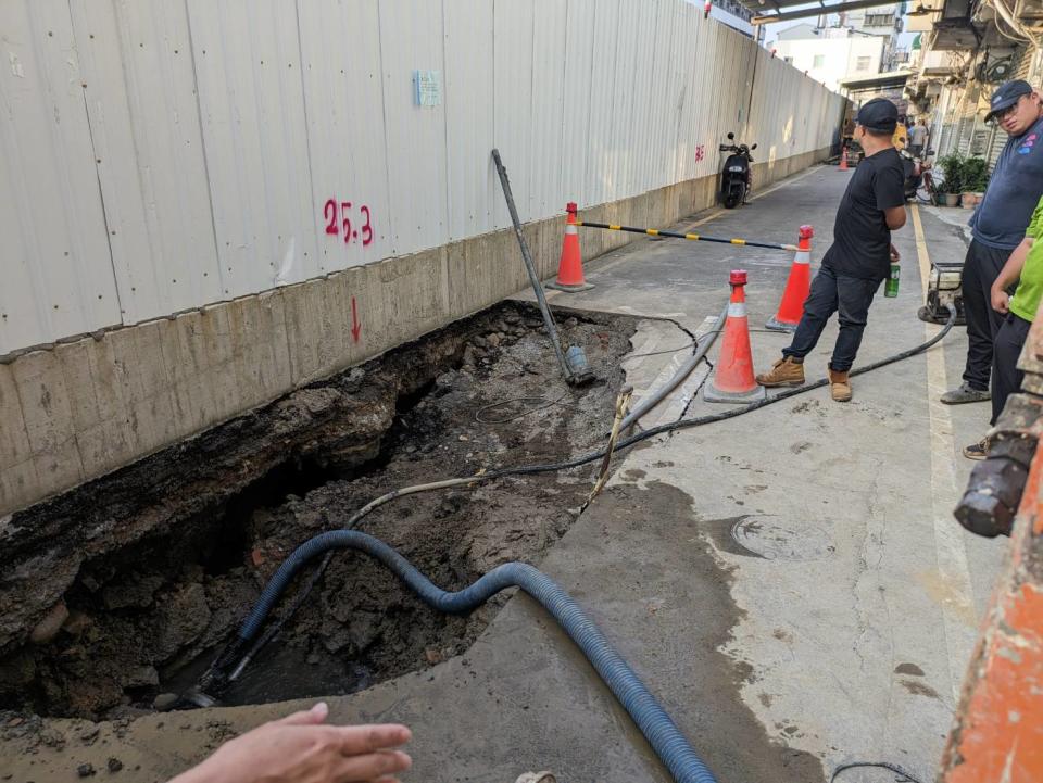 竹市天坑已緊急灌漿補強，勒令停工確認道路不傾斜後才能復工。（圖：市府提供）