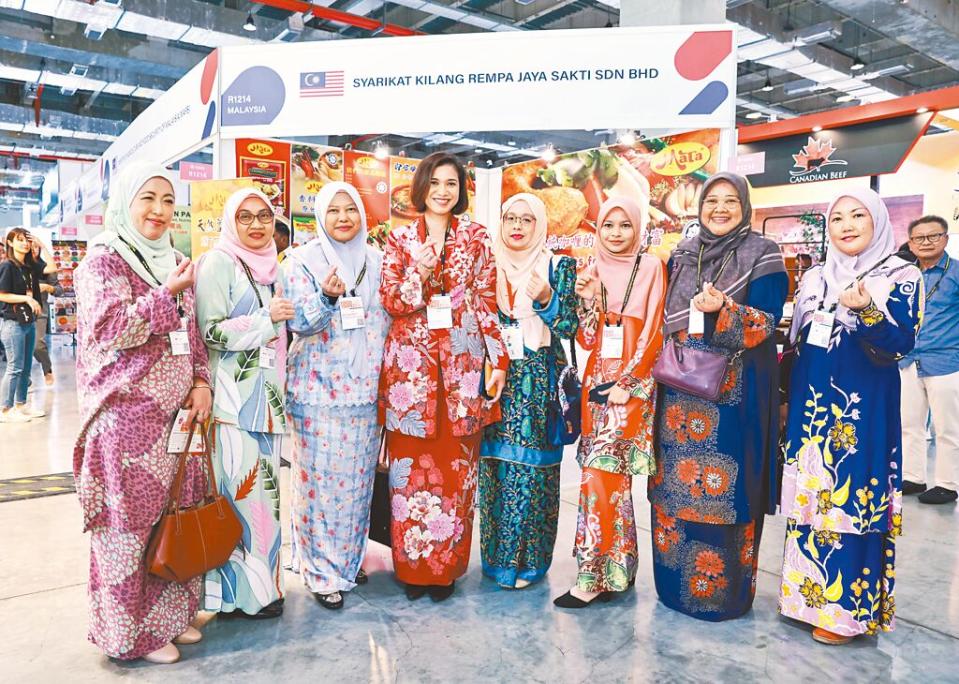「2024台北國際食品系列展」26日在南港展覽館開幕，馬來西亞首席代表Aznifah Abdul Ghani（左四）與馬來西亞參展商合影留念。（羅永銘攝）