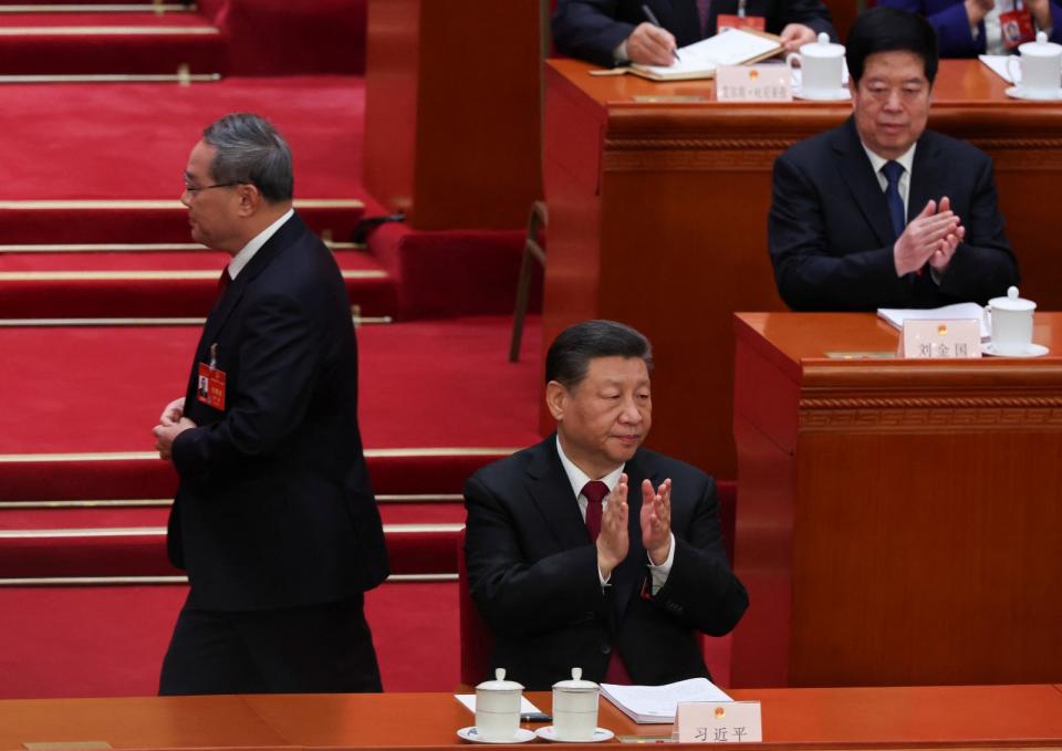 中國全國人大會議3月5日揭幕，國務院總理李強起身走過習近平身後，準備發表政府工作報告。路透社