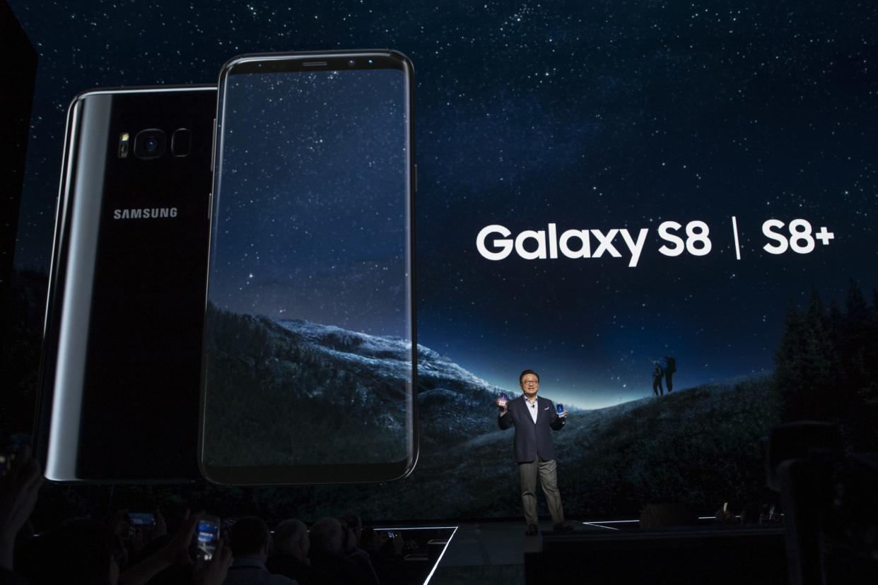 Hier war noch alles gut: Samsungs Mobilchef Koh Dong-jin präsentiert am 29. März 2017 in New York das Galaxy S8. (Bild: AP Images)