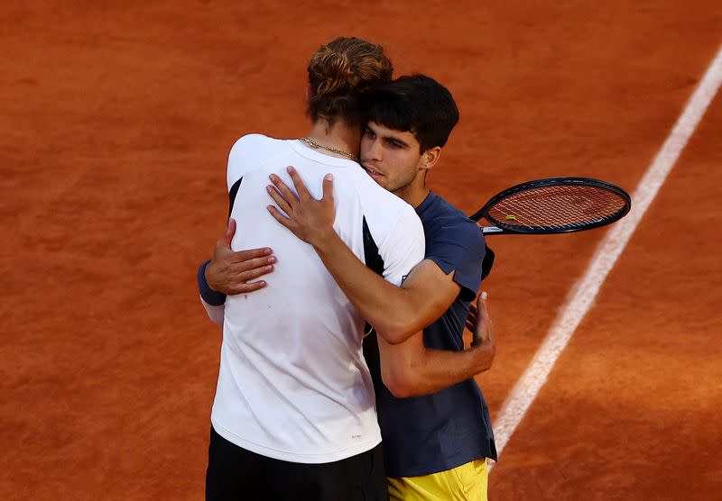 El tenista español Carlos Alcaraz saluda al alemán Alexander Zverev tras ganarle la final del Abierto de Francia