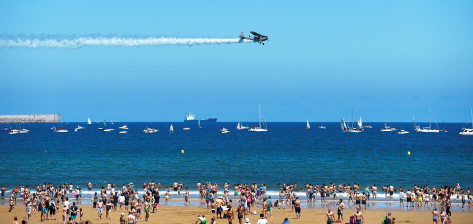 <p>An Cessna L19 Bird Dog flies over San Lorenzo beach during an aerial exhibition in Gijon, northern Spain, July 24, 2016. (Photo: Eloy Alonso/Reuters)</p>