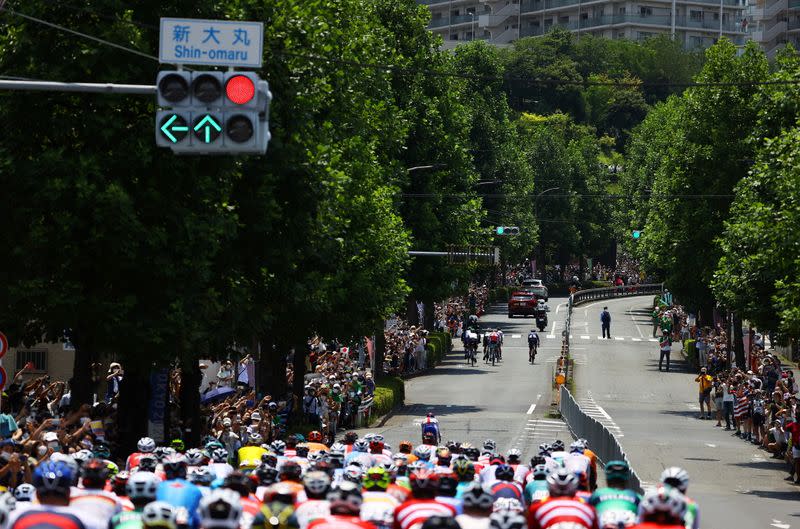 Foto del sábado de espectadores viendo la carrera de ciclismo en ruta de los Juegos de Tokio.