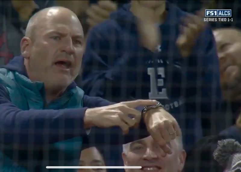 ▲ Carlos Correa開轟看手錶被紅襪球迷模仿。（取自Fox Sports)