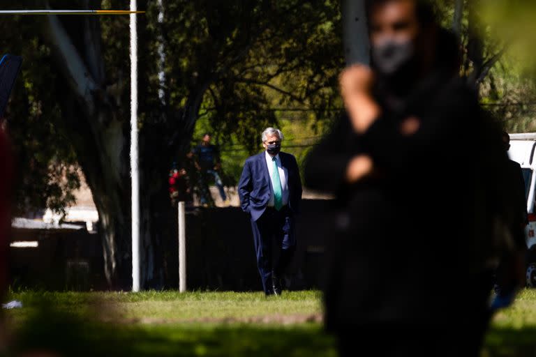 Alberto Fernández llega solo a un acto en Pilar que encabezó Manzur; él  se reunió después con jubilados, fuera de cámara