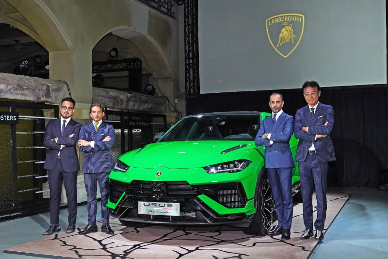 左至右：Lamborghini Taipei品牌代表趙志剛、Automobili Lamborghini亞太區銷售經理Raffaele Garribba、亞太區總監Francesco Scardaoni、Lamborghini Taipei總經理趙一葵合照。