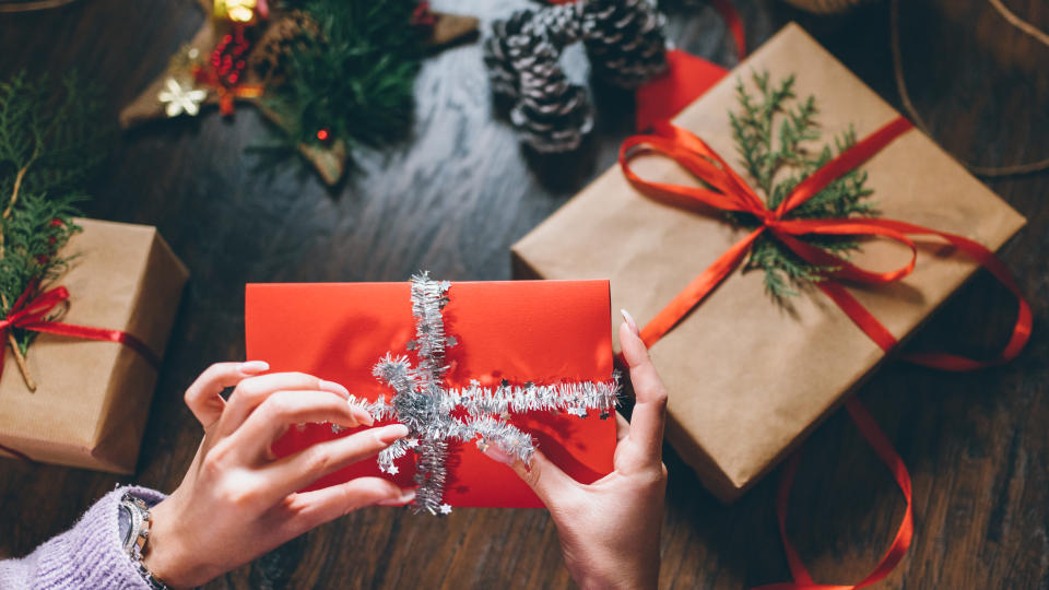 Zum Verschicken für die Ferne oder Ausdrucken unter den Weihnachtsbaum: Gutscheine sind nicht umsonst ein Klassiker an Weihnachten (Symbolbild: Getty Images)