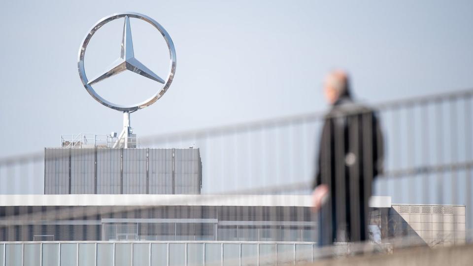 Ein Mitarbeiter von Daimler geht am Mercedes-Benz Werk Untertürkheim.