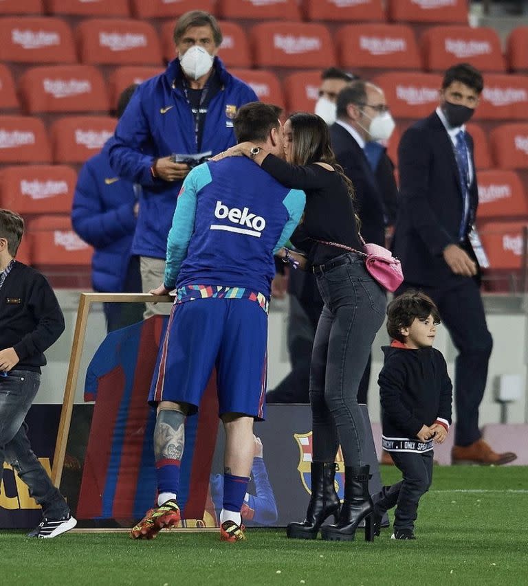 El romántico beso de Messi y Antonela en el Camp Nou