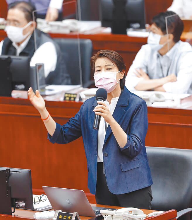 北市議員王欣儀王欣儀6日市政總質詢痛批，中央卸責沒規定確診亡24小時火化，北市卻沒有替市民想好，也還沒開始盤點有哪些地方可以暫存，副市長黃珊珊承諾，3天北市將盤點遺體暫存地。（陳怡誠攝）