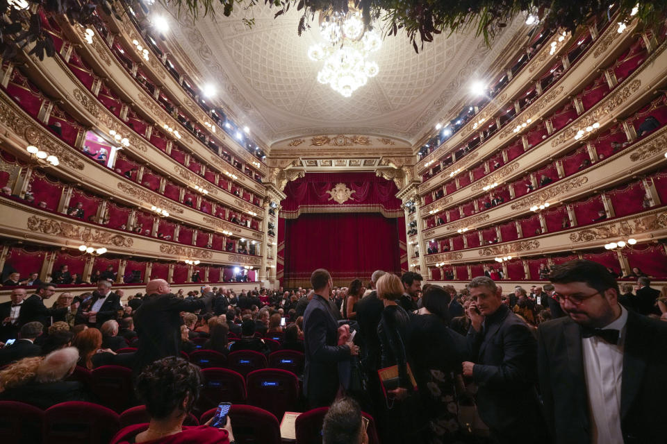 El público llega a la función inaugural de temporada en el teatro La Scala de 'Don Carlo' de Giuseppe Verdi en Italia el jueves 7 de diciembre de 2023. El reconocimiento de la ópera lírica italiana como Patrimonio Cultural Inmaterial de la Humanidad será exaltado el jueves con el estreno de “Don Carlo”. (Foto AP/Luca Bruno)