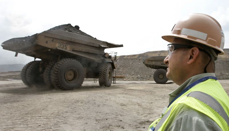 Foto de archivo. Un trabajador observa una volqueta transportando carbón térmico en la mina de Cerrejón, cerca al municipio de Barrancas, en el departamento de La Guajira