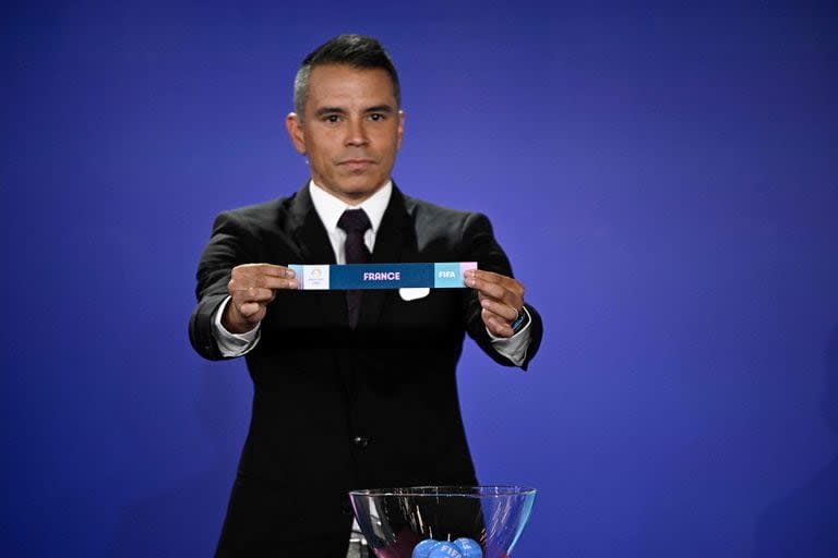 Javier Saviola, campeón olímpico en Atenas 2004, participó del sorteo que se realizó en Francia