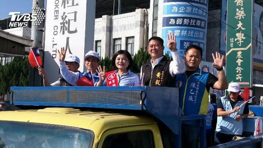 王金平勤跑基層，陪著張麗善車隊拜票。圖／中央社