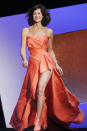 <p>Pour les César 2011, Valérie Lemercier a ébloui la cérémonie en optant pour un look de femme fatale, dans une robe de couleur corail, signée Lefranc Ferrant. Une robe bustier avec un décolleté en haut et fendue en bas, qui laissait entrevoir ses longues jambes. </p>