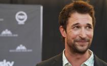 Noah Wyle konnte sich bald von seinem "ER"-Image lösen: Er ergatterte Rollen in diversen Filmen, darunter im Thriller "Nichts als die Wahrheit" mit "Emergency Room"-Kollegin Angela Bassett und in Oliver Stones George-W.-Bush-Biopic "W. - Ein missverstandenes Leben". Von Juni 2011 bis August 2015 war er als Tom Mason in Steven Spielbergs Sci-Fi-Serie "Falling Skies" zu sehen. (Bild: Alexandra Beier/Getty Images)