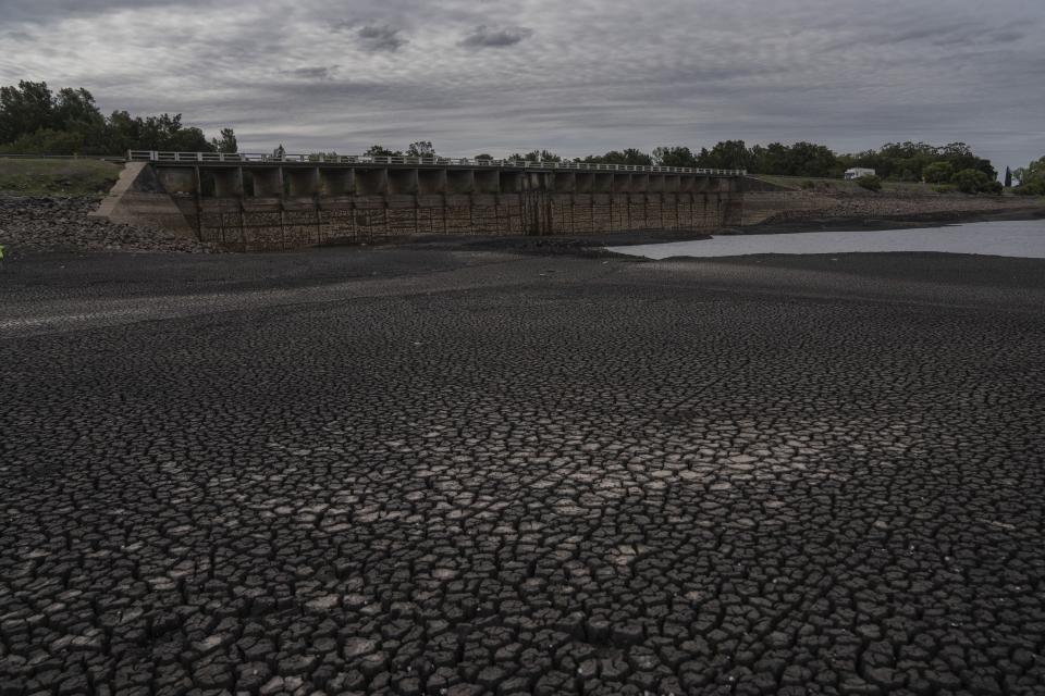 Vista del lecho seco del lago de la represa Canelón Grande que proporciona agua potable a Montevideo en Canelones, Uruguay, el martes 21 de marzo de 2023. (AP Foto/Matilde Campodonico).