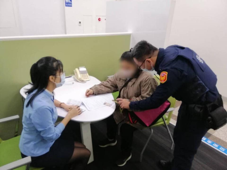 行員與員警勸阻陳女匯款，終於成功保住她的積蓄，保住250萬元。（翻攝畫面），