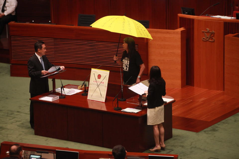 香港的立法會尤其在黃毓民及長毛年代，謾罵幾乎每天都在議會內發生。