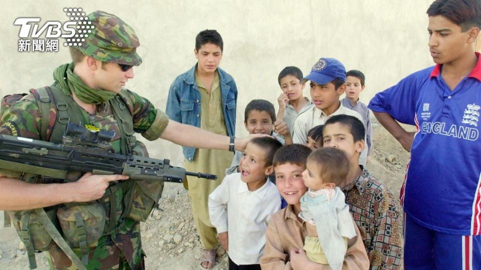 英軍維和部隊官兵與阿富汗兒童互動。（圖/達志影像美聯社）