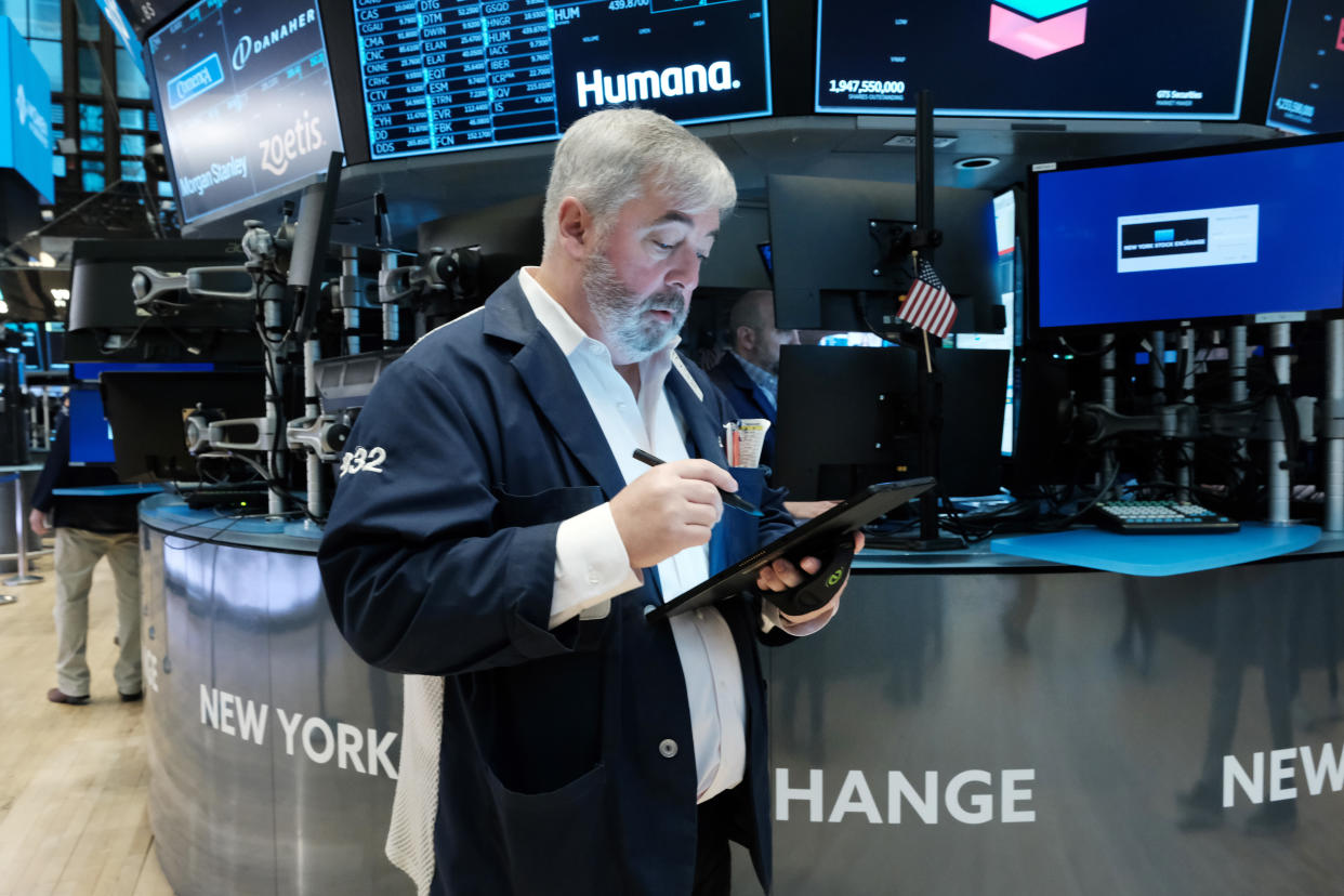 NEW YORK, NEW YORK - MARCH 16: Traders work on the floor of the New York Stock Exchange (NYSE) on March 16, 2022 in New York City. The Dow started off the day in positive territory, extending yesterday's rally.  (Photo by Spencer Platt/Getty Images)