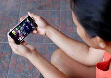 A resident watches a movie using internet on a mobile phone in Paranaque, Metro Manila in Philippines, August 7, 2018. Picture taken August 7, 2018. REUTERS/Erik De Castro