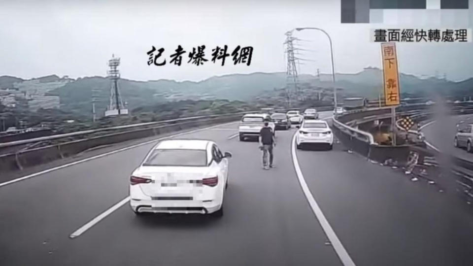 離譜的是這位駕駛非公職人員還下車攔查大貨車。(圖片來源/ 翻攝自記者爆料網)