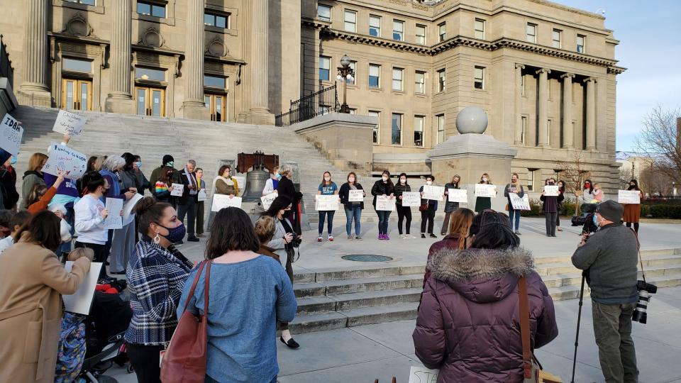 Mujeres protestan frente a la Legislatura de Idaho. Repudiaron dichos sexistas de un representante estatal  y pidieron se avale un programa de apoyo a los servicios de cuidado infantil y educación temprana. (Twitter / Daniellle Strollo)