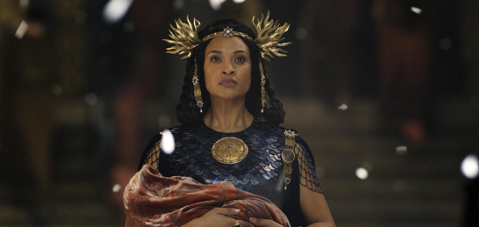 En esta imagen proporcionada por Amazon Studios, Cynthia Addai-Robinson en una escena de "The Lord of the Rings: The Rings of Power". (Amazon Studios via AP)